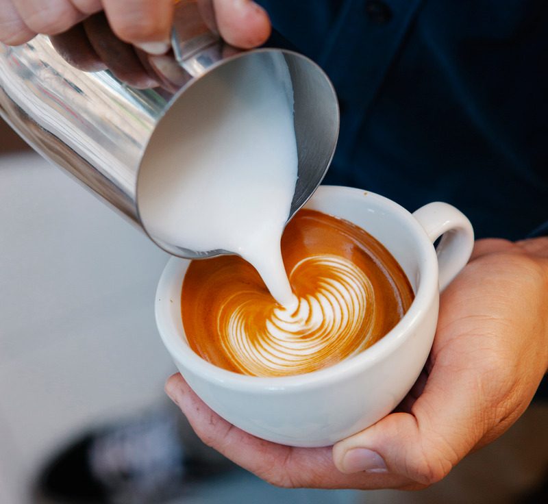 Café com leite com arte na espuma