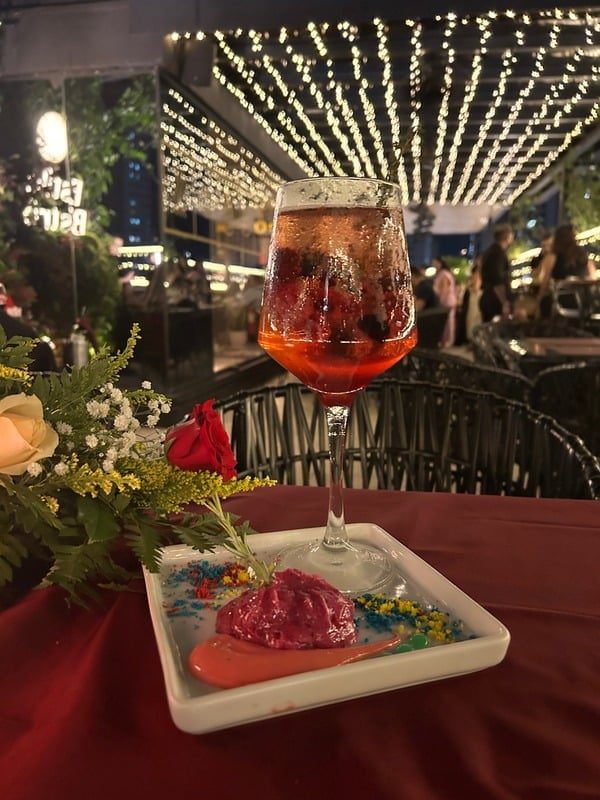 Drink e sobremesa na mesa