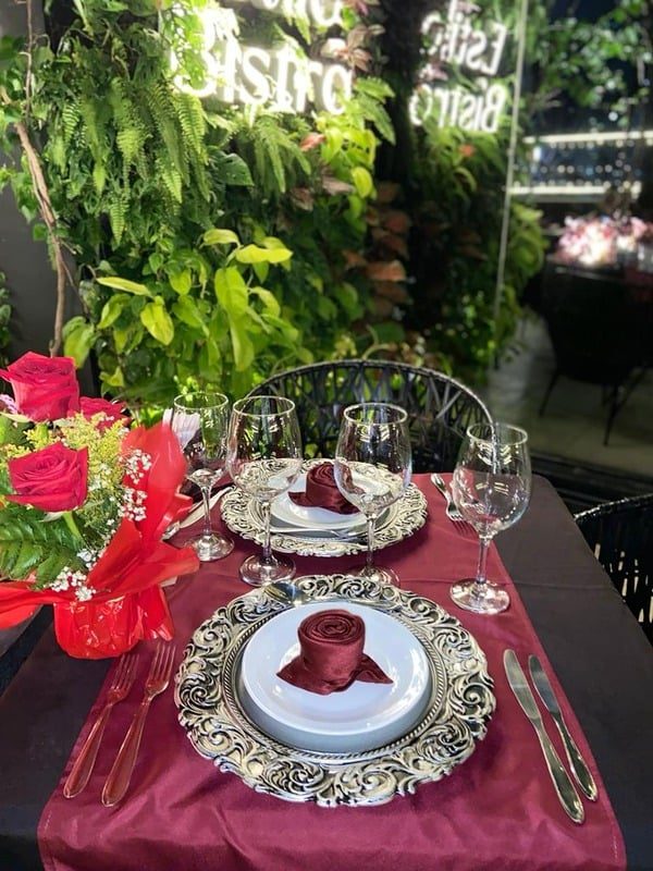 Mesa posta com decoração romântica e flores