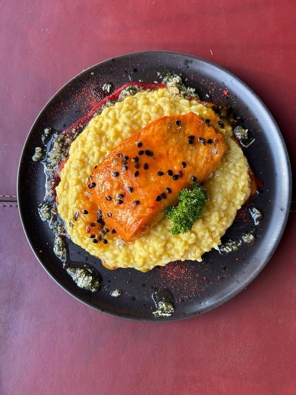 Salmão com risoto de maracujá